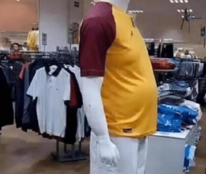 这个模特对有啤酒肚的大叔实在太友好了,生意也不错吧哈哈