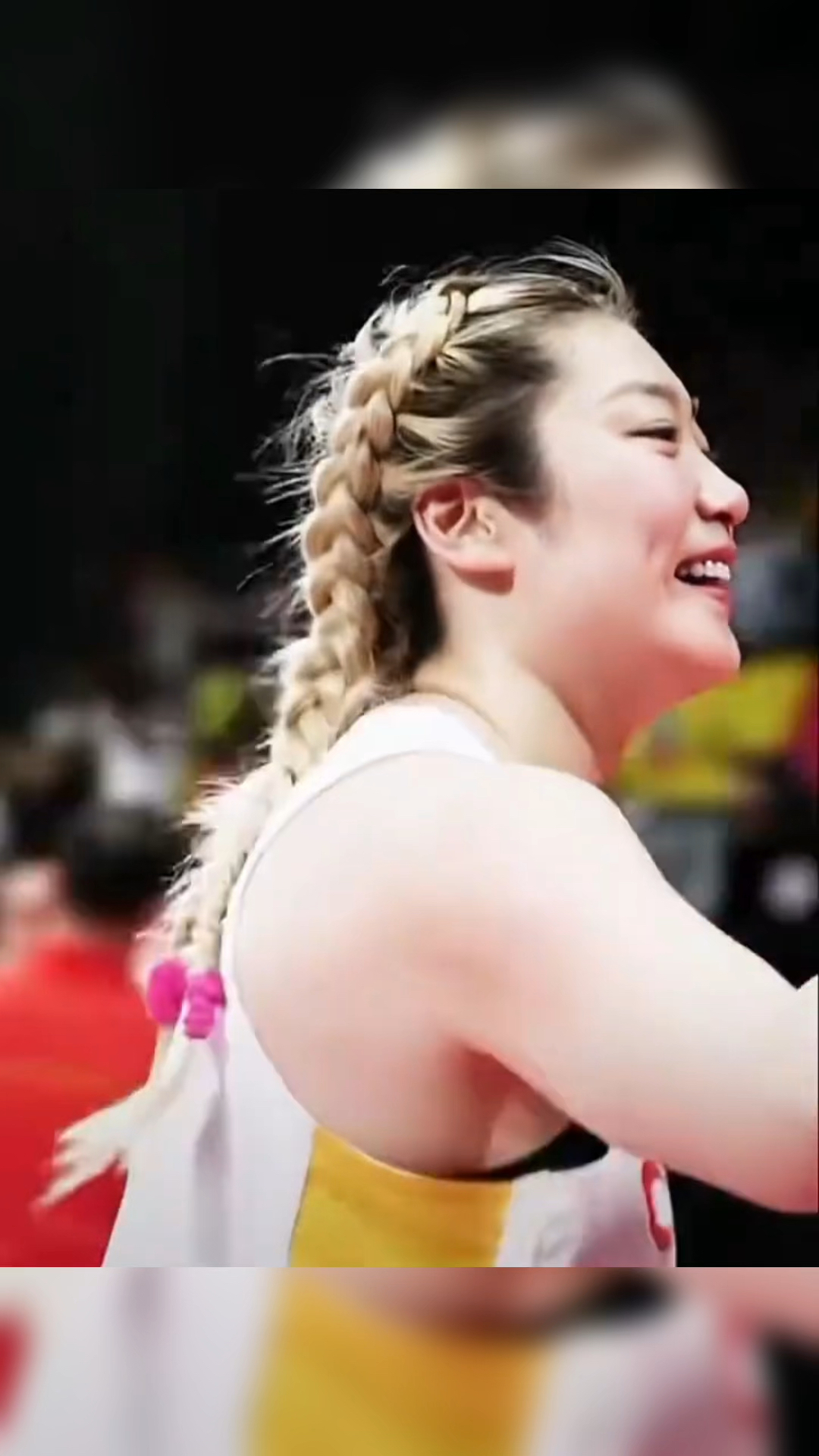 李梦公主抱,轻松把杨队抱起来,这力量无愧于勒布朗梦!