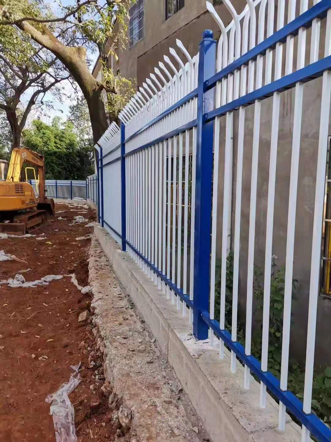 铁艺护栏,锌钢护栏,斜坡安装也很漂亮