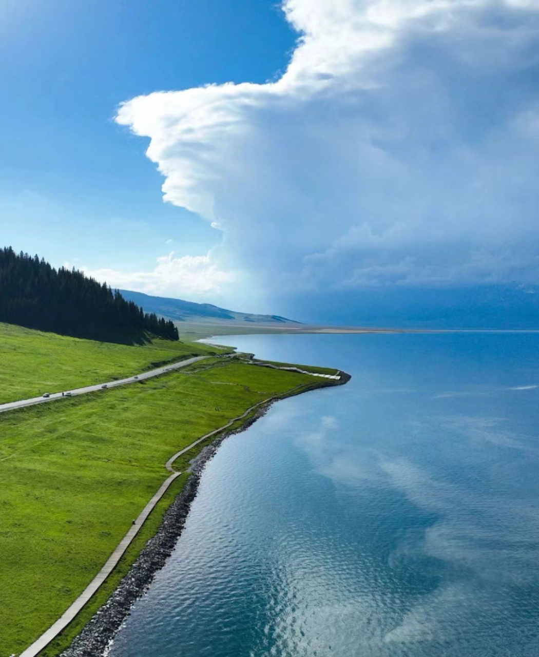 夏天的新疆伊犁,蓝天白云下的旅游胜地,赛里木湖的蓝,草原的绿,以及