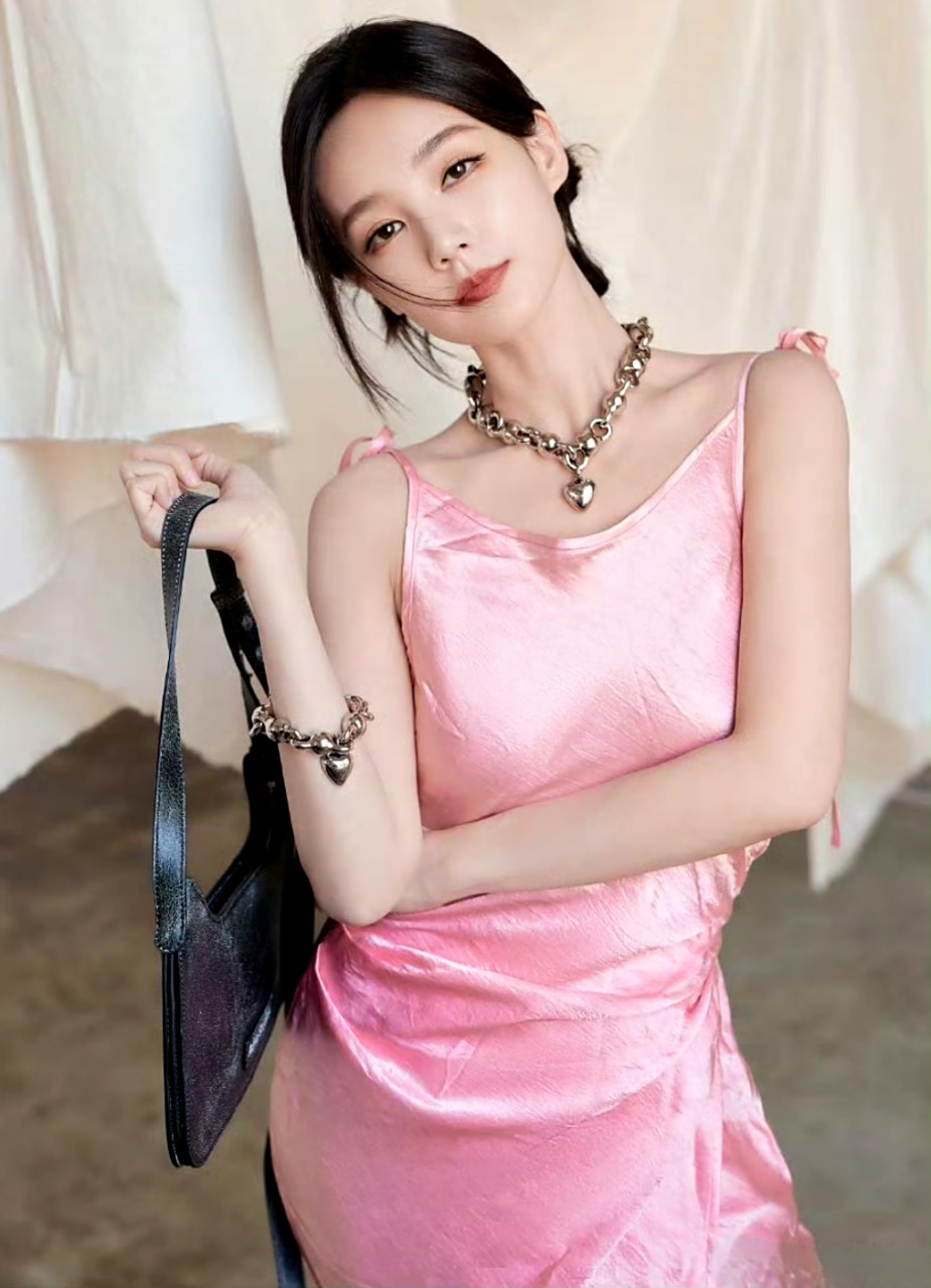 李一桐,一套粉红的吊带裙,显得活泼可爱又性感,身材好就是不一样.