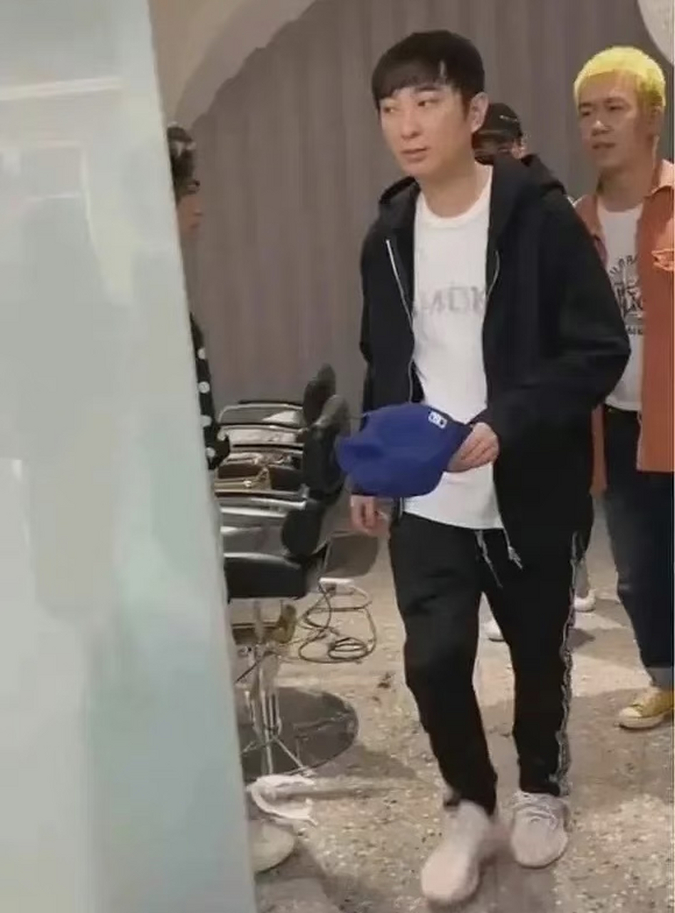 王思聪花几千元设计发型,对理发师说要低调一点,剪出来后,前面带点