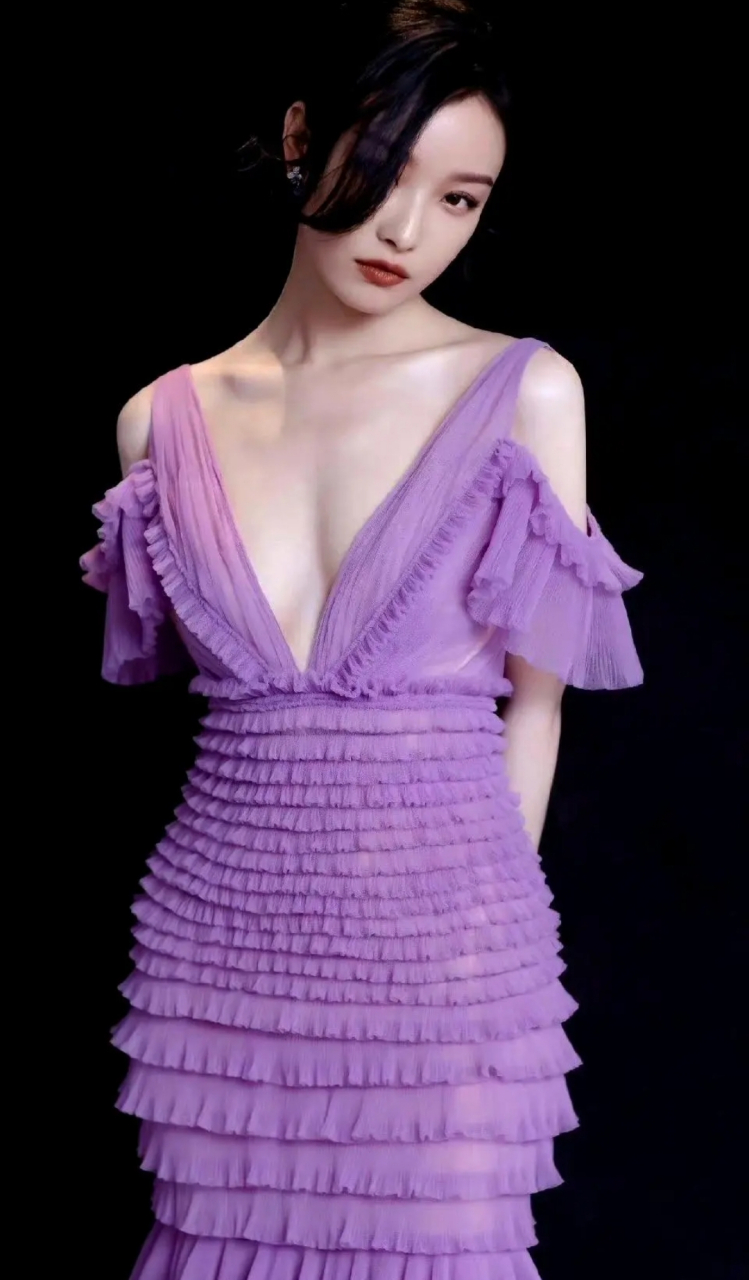 倪妮一袭紫裙,优雅大气,性感迷人!