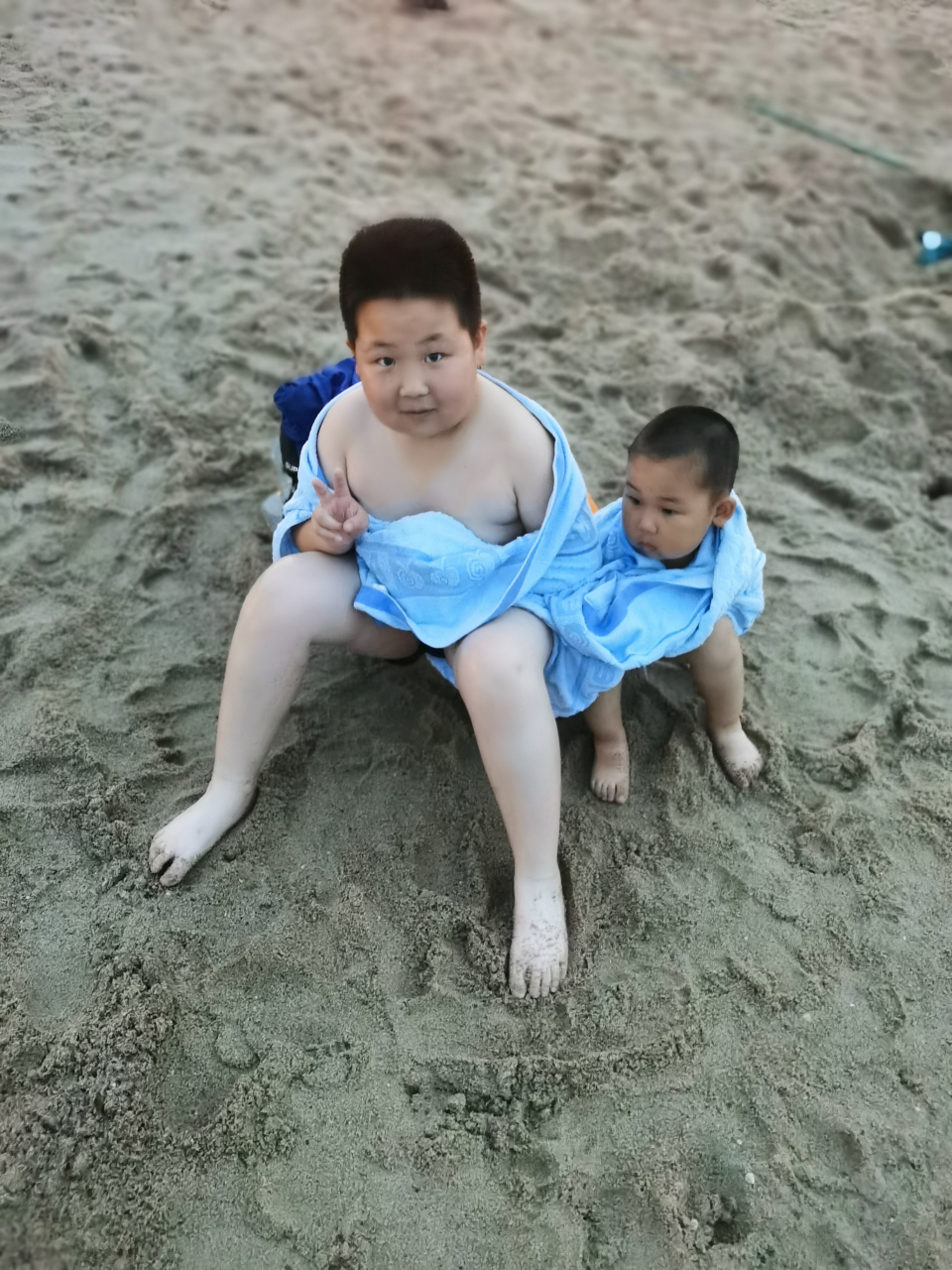 沙滩上的小胖子图片