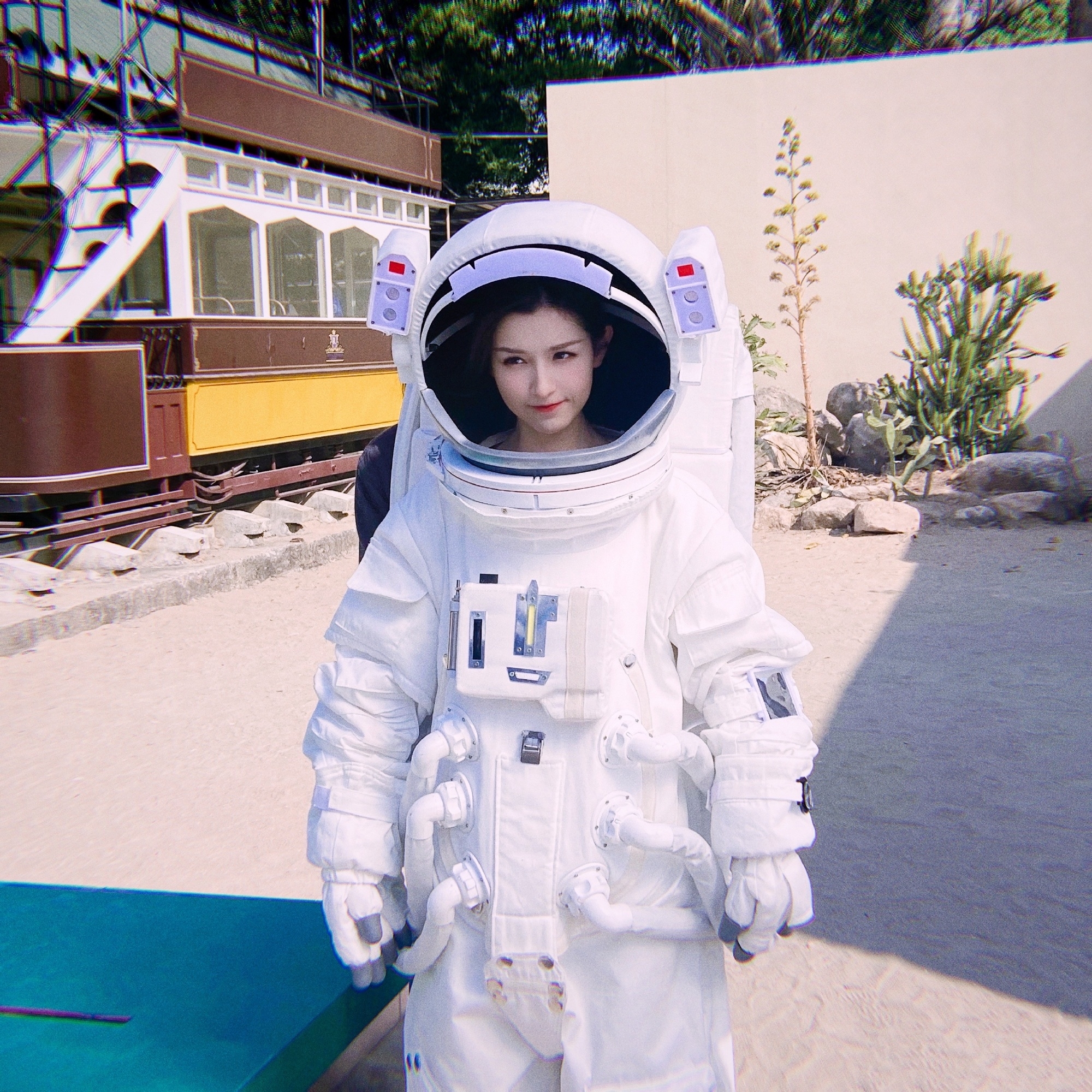新疆美女哈妮克孜,五一穿宇航服造型,阳光下暴晒,呆萌可爱