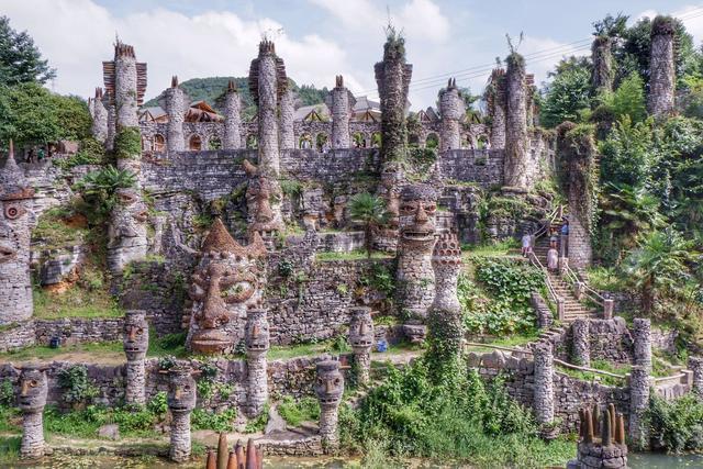 贵州老人用20年带村民打造石头城堡,负债300万,不与开发商合作