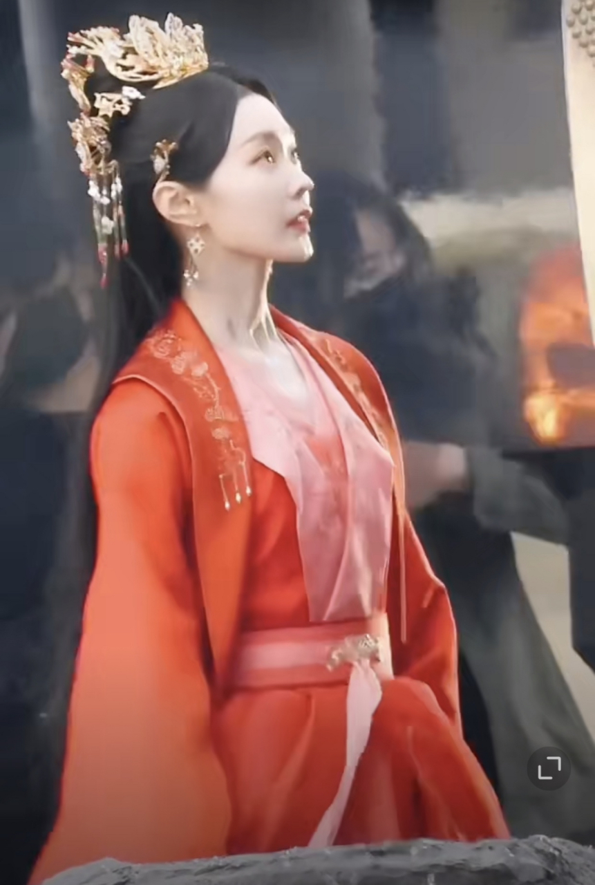 《长风渡》,宋轶柳玉茹红衣击鼓为鼓舞士气,太美了,身姿飒爽,眼神坚毅