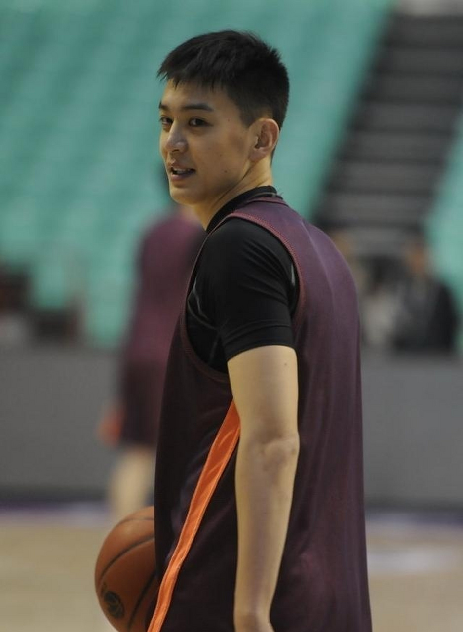 辽宁男篮杨鸣的回眸一笑!确实帅! #辽宁男篮