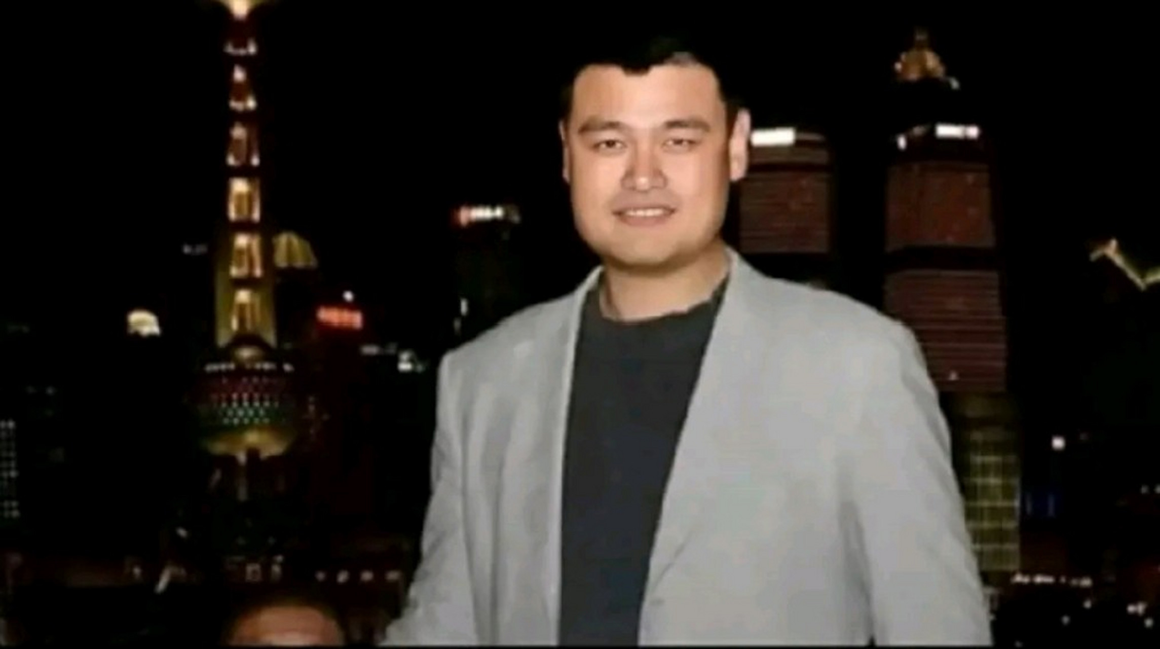 百度仲夏打卡挑战赛# 2012年跟姚明在上海外滩合的影