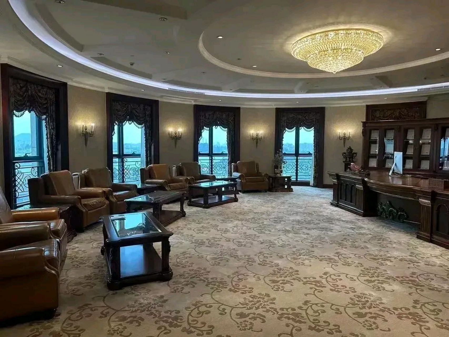 恒大集团总裁许家印的办公室:思考着更多的责任和使命  许家印作为