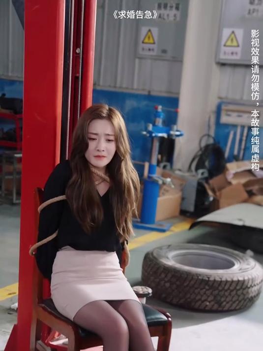 美女被五花大绑,被几个小混混差点什么了