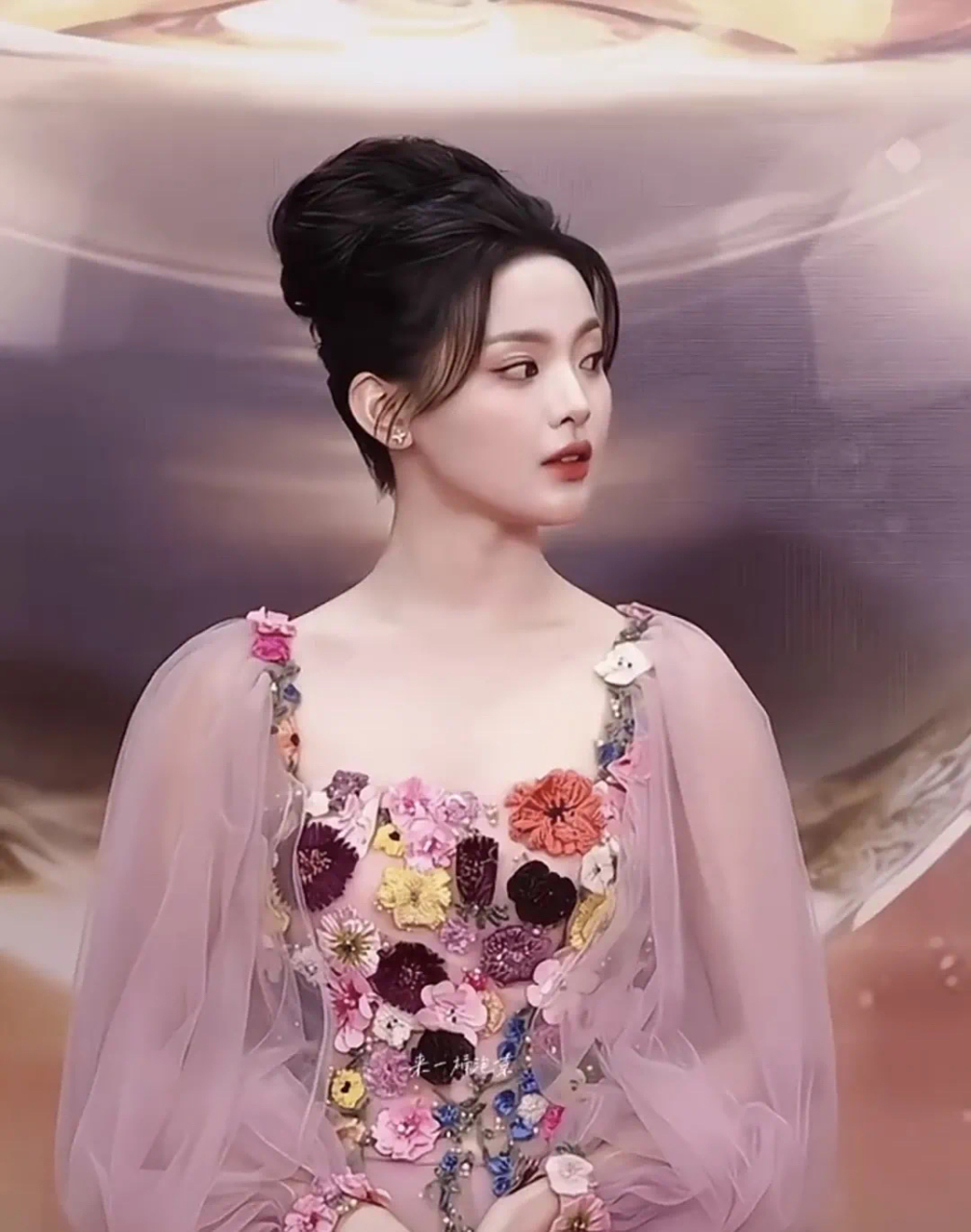 杨超越好不容易有次走红毯的机会,但是生图状态有点差,整个人看上去肿