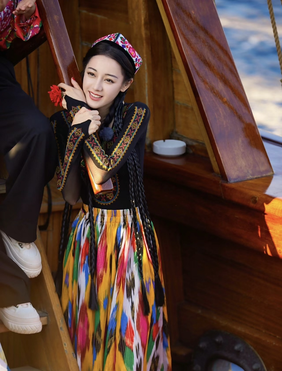 冬季时尚感大比拼#  迪丽热巴在综艺上大跳新疆舞,穿上民族服装的她