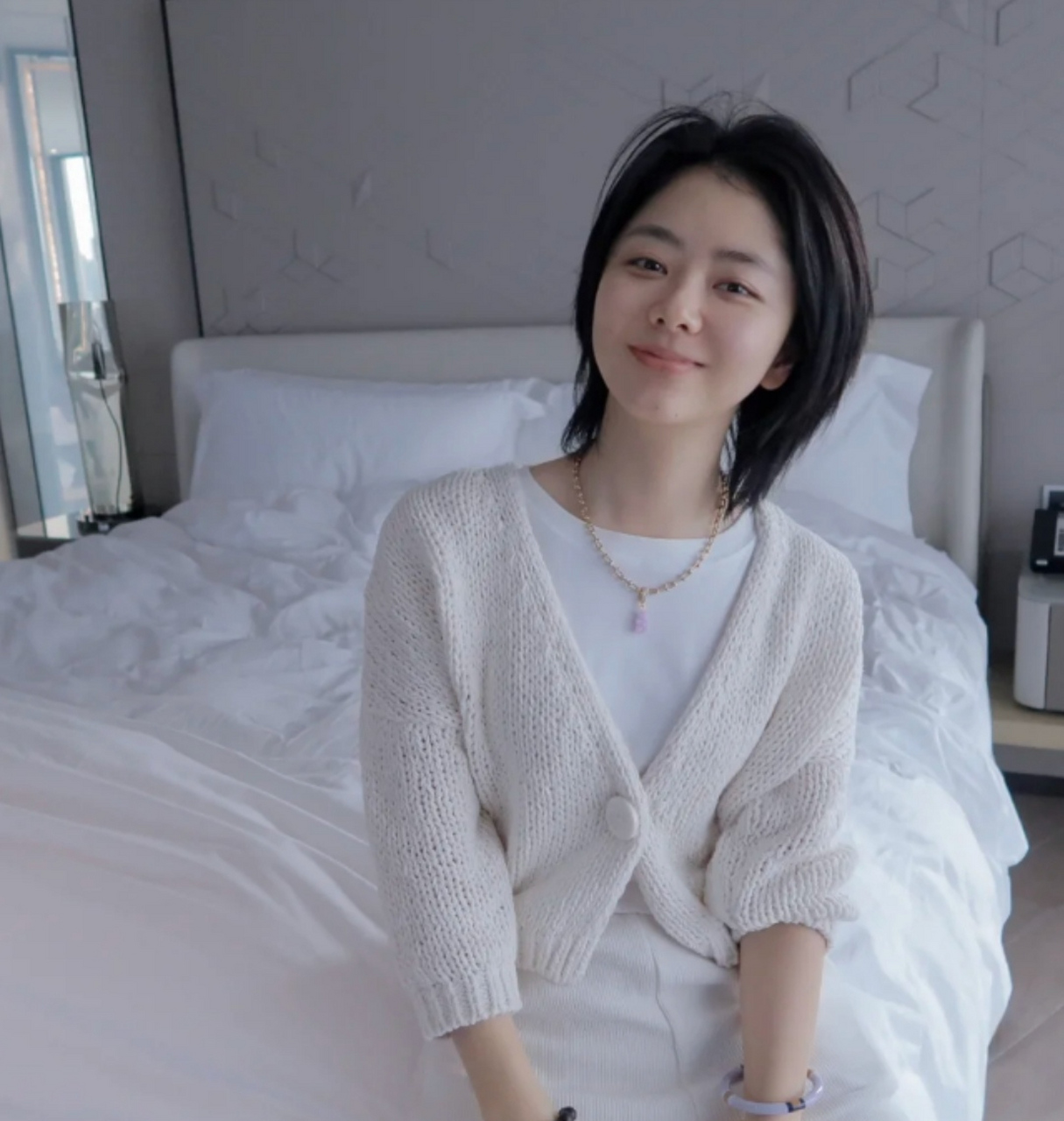 谭松韵大方晒素颜照,不化妆的样子有点软萌,她现在短发比原来更清新了