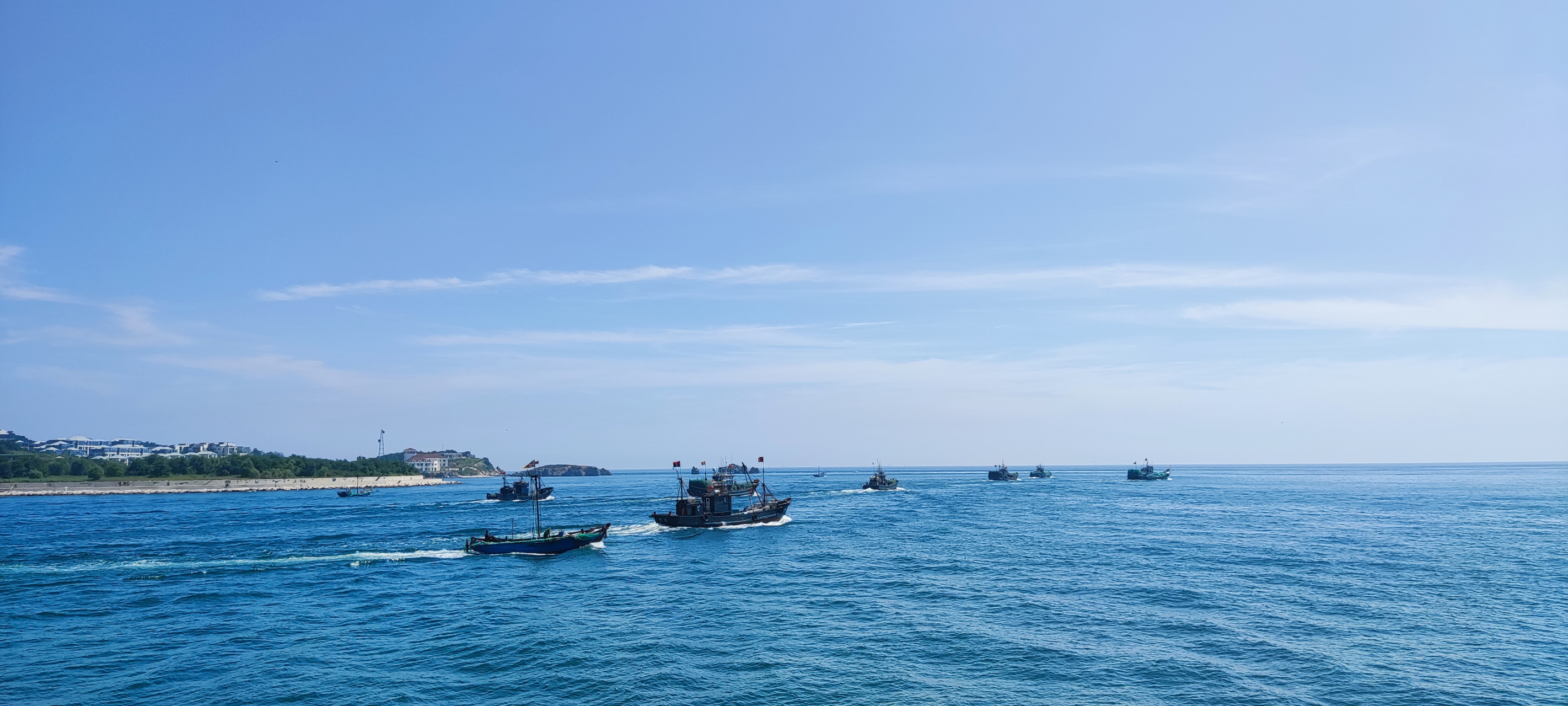 整幅画面中,渔船与大海的关系是一种共生关系,它们互相依托,构成了一