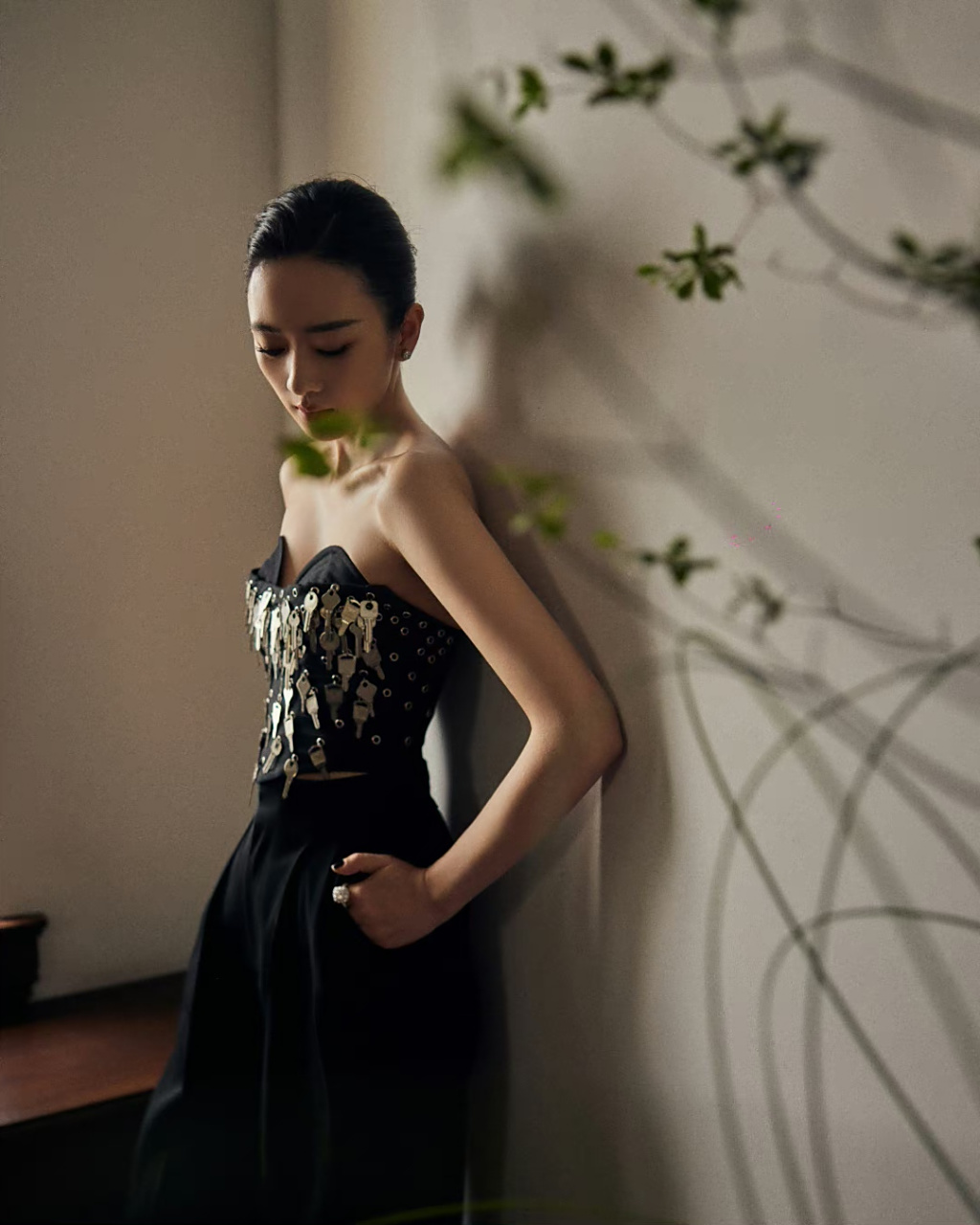 童瑶# 一袭黑色抹胸长裙,肤白貌美的脸蛋儿,白皙水嫩的肌肤,性感丰满