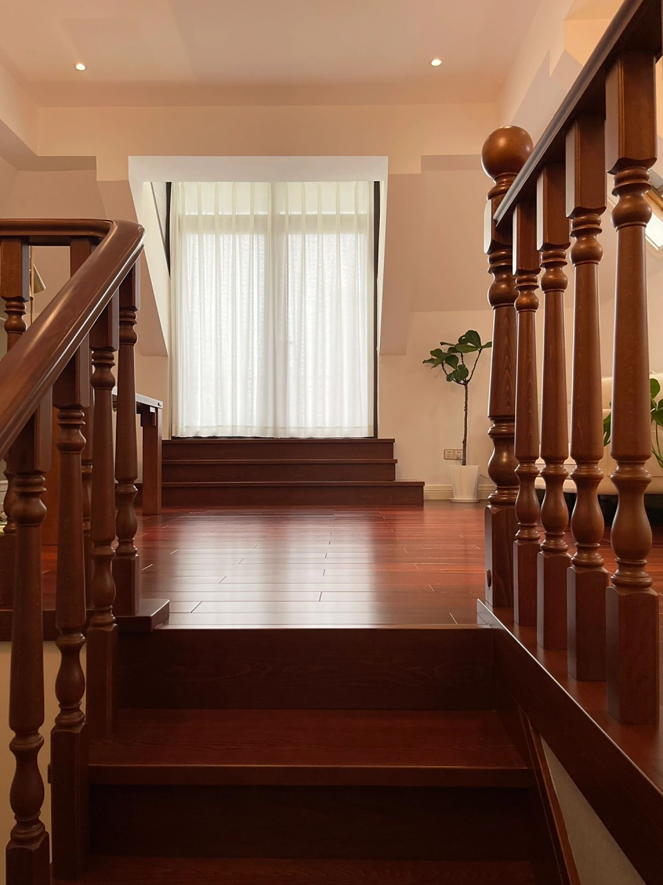 这美式楼梯太带劲了[赞同][赞同]  复古的猪肝红色透露着美式的质感美