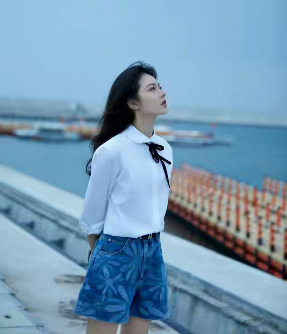 网友:大明星赵今麦,穿牛仔短裤秀美腿,尽显制服风采