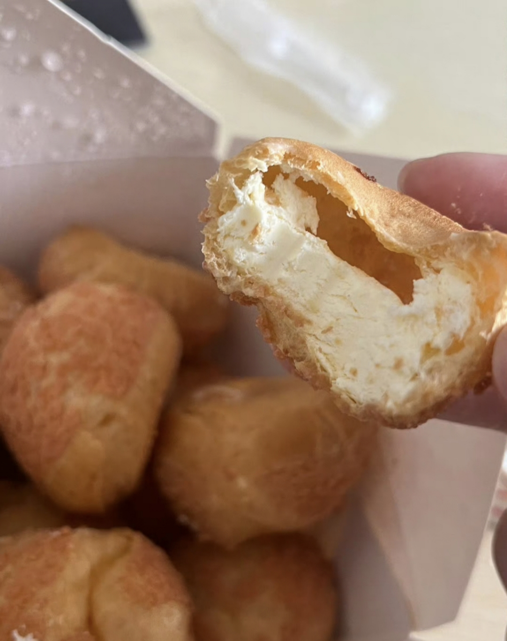 跟你们说,吃不完的泡芙就放冰箱冷冻,拿出来就跟吃冰淇淋一样,超好吃