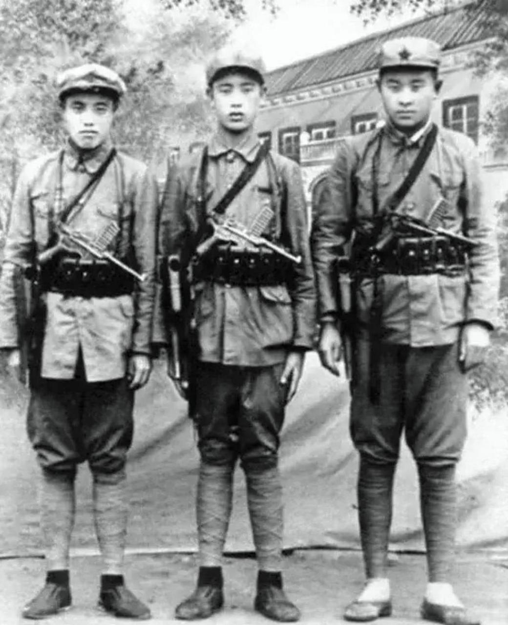 抗战期间,三名八路军警卫员在延安执行任务时的合影,照片中他们整装待