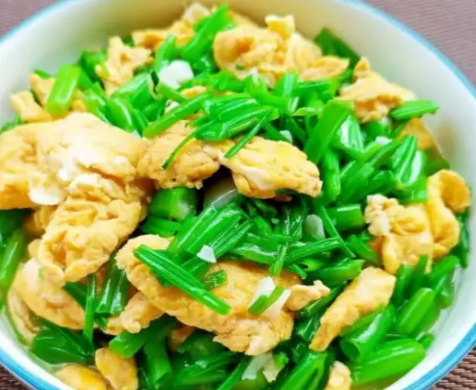 我的美食分享#  空心菜杆炒鸡蛋  做法:  1:空心菜摘掉叶子,杆去掉一