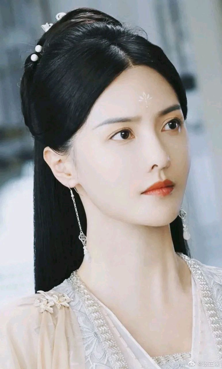 电视剧长月烬明# #张芷溪# 第一次见张芷溪是在陈晓,严屹宽主演的