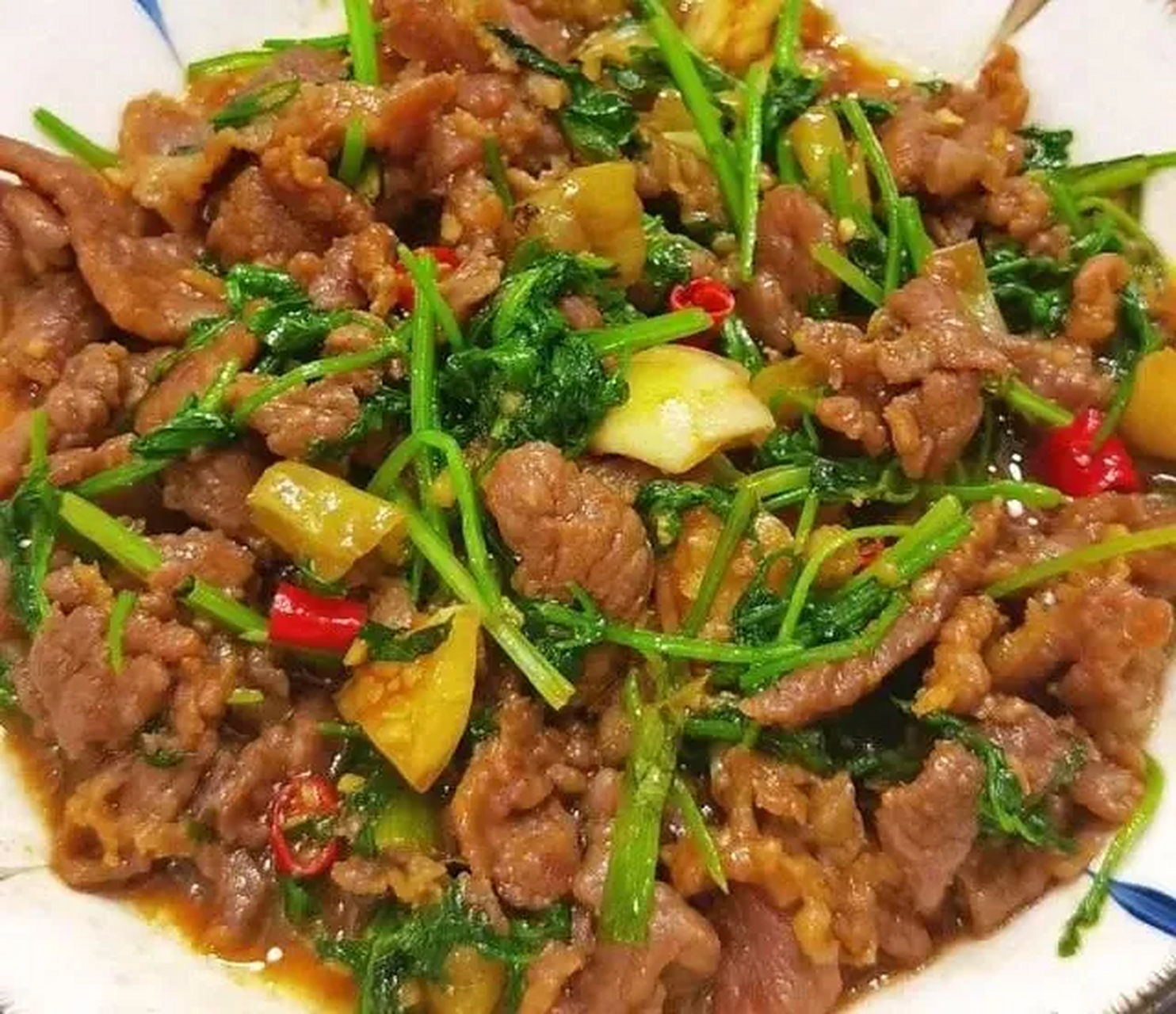牛肉做法  1.香菜炒牛肉:1.准备材料.