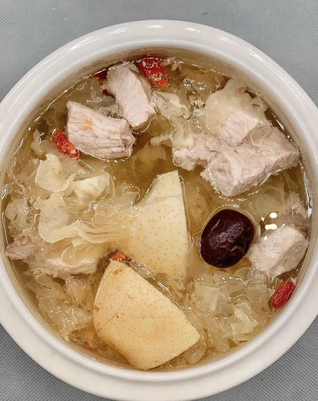 凶猛,建议常喝四道汤,清热润肺降秋燥,安稳度过秋天 1,雪梨银耳排骨汤