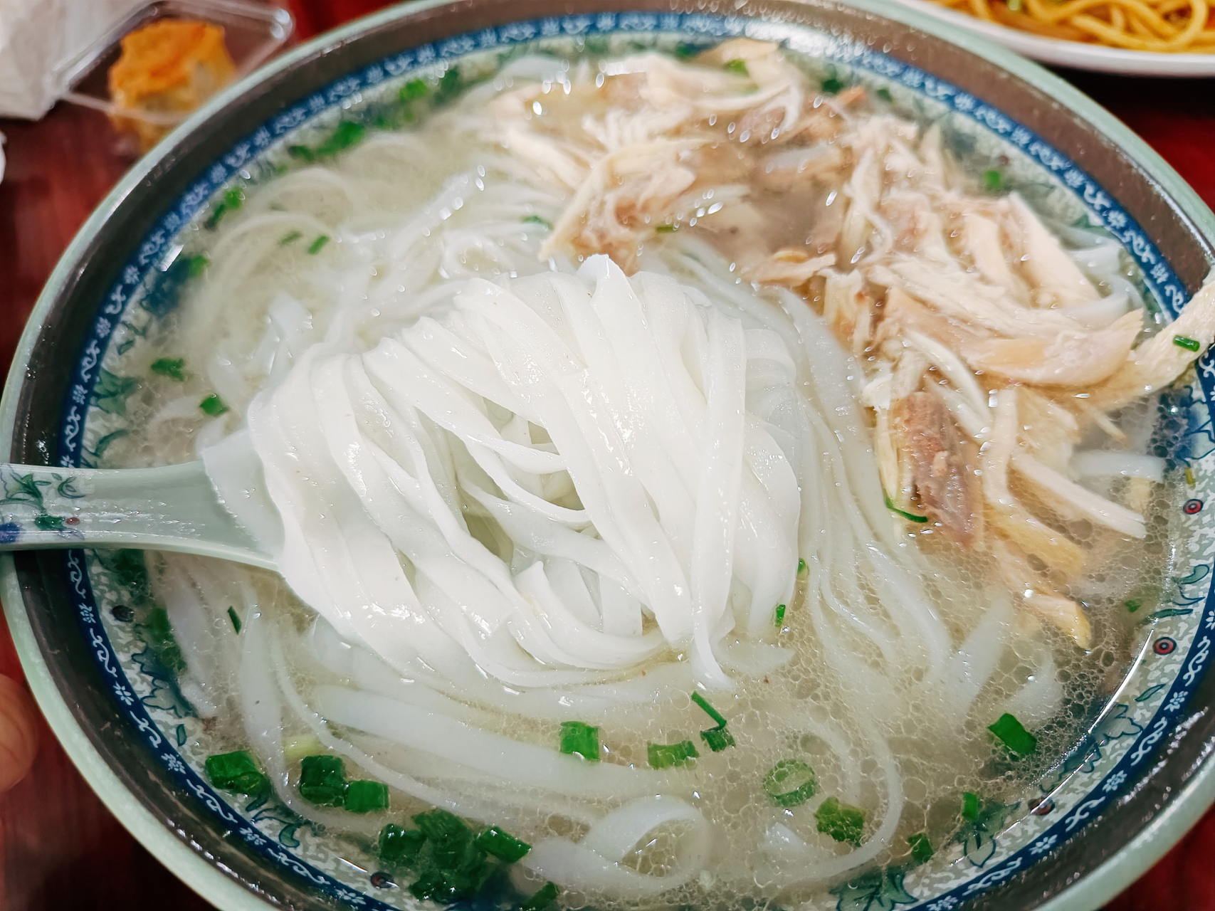 装米面的碗中舀上鸡汤,再挑肉多的部位,像鸡胸肉