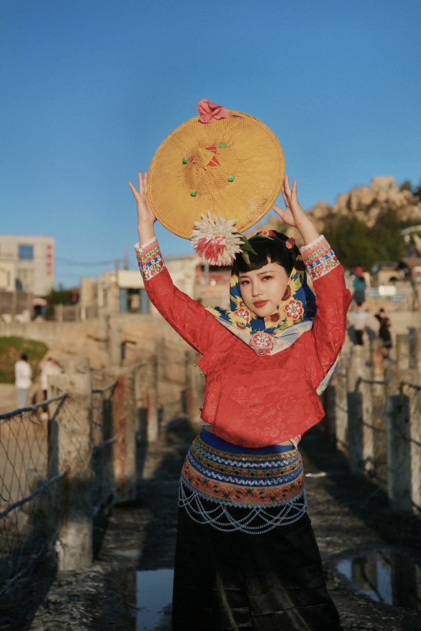 穿上惠安女服饰,变身勤劳渔家女 在我国东南沿海,有一种特别的女性,穿