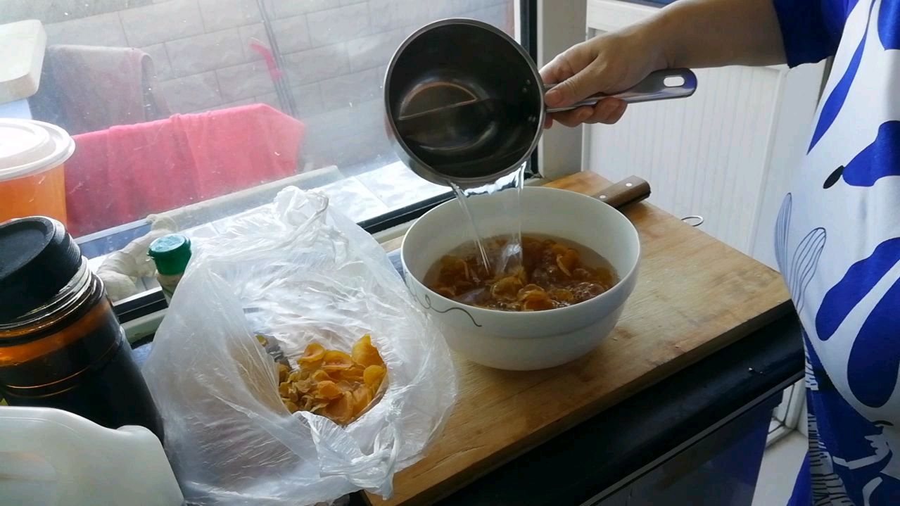今天做了东北家常菜,晒干的的土豆片炖鸡腿,真好吃