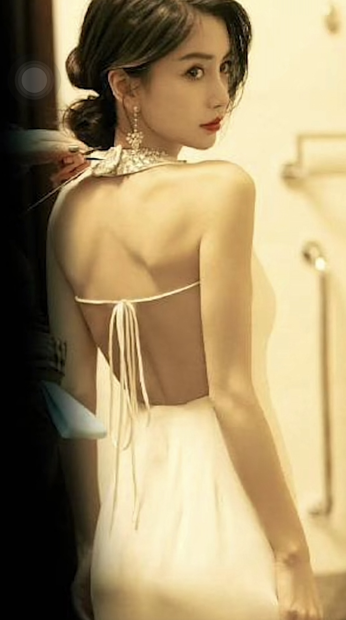 杨颖的背真的很薄,仪态也很美