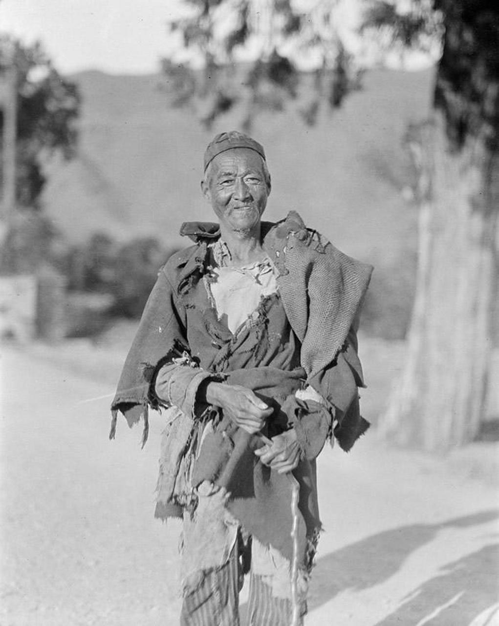 老照片  百年前时代更替下,饱受战乱之苦的贫苦百姓