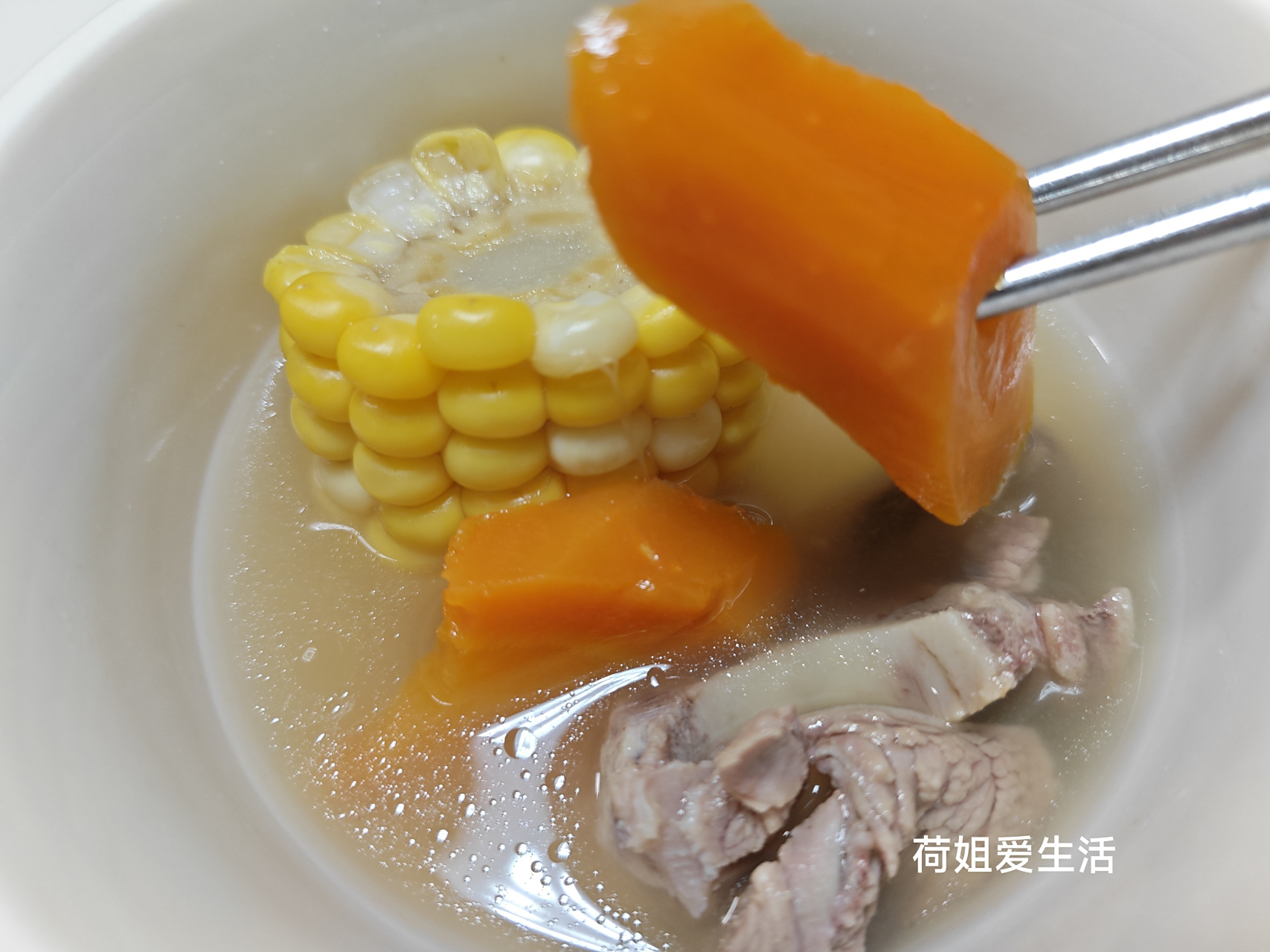 炎炎夏日,适合给孩子安排上红萝卜玉米排骨汤,清润可口,有利于长身体.