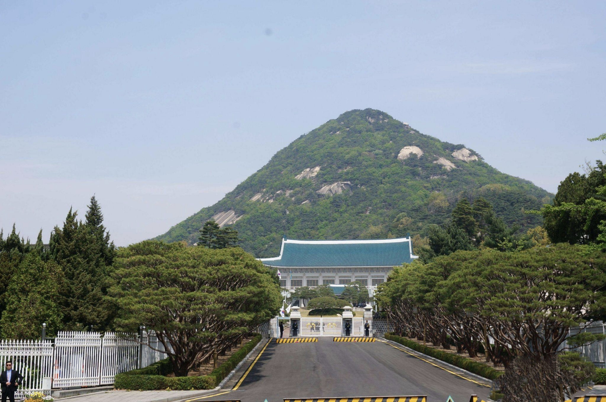 这是韩国的青瓦台(总统办公的地方),看这种建造的样式,和我国陵墓样式