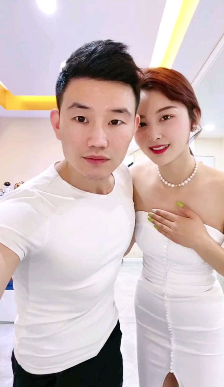 "嘎子"谢孟伟的老婆真漂亮,要身材有身材,要颜值有颜值,妥妥的人生