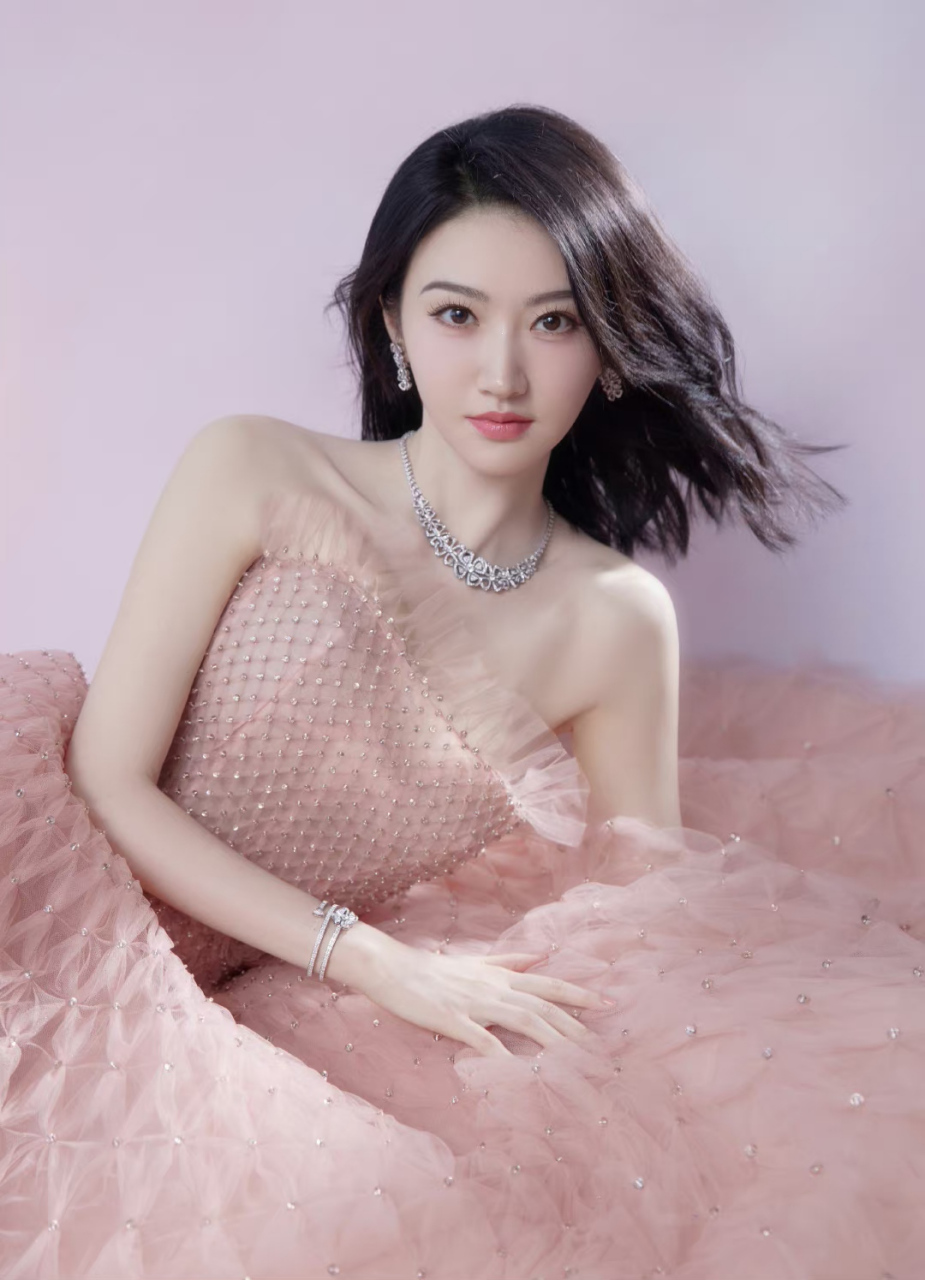 景甜# 一袭粉色抹胸纱裙,肤白貌美的容颜,白皙细嫩的肩颈线,窈窕曼妙