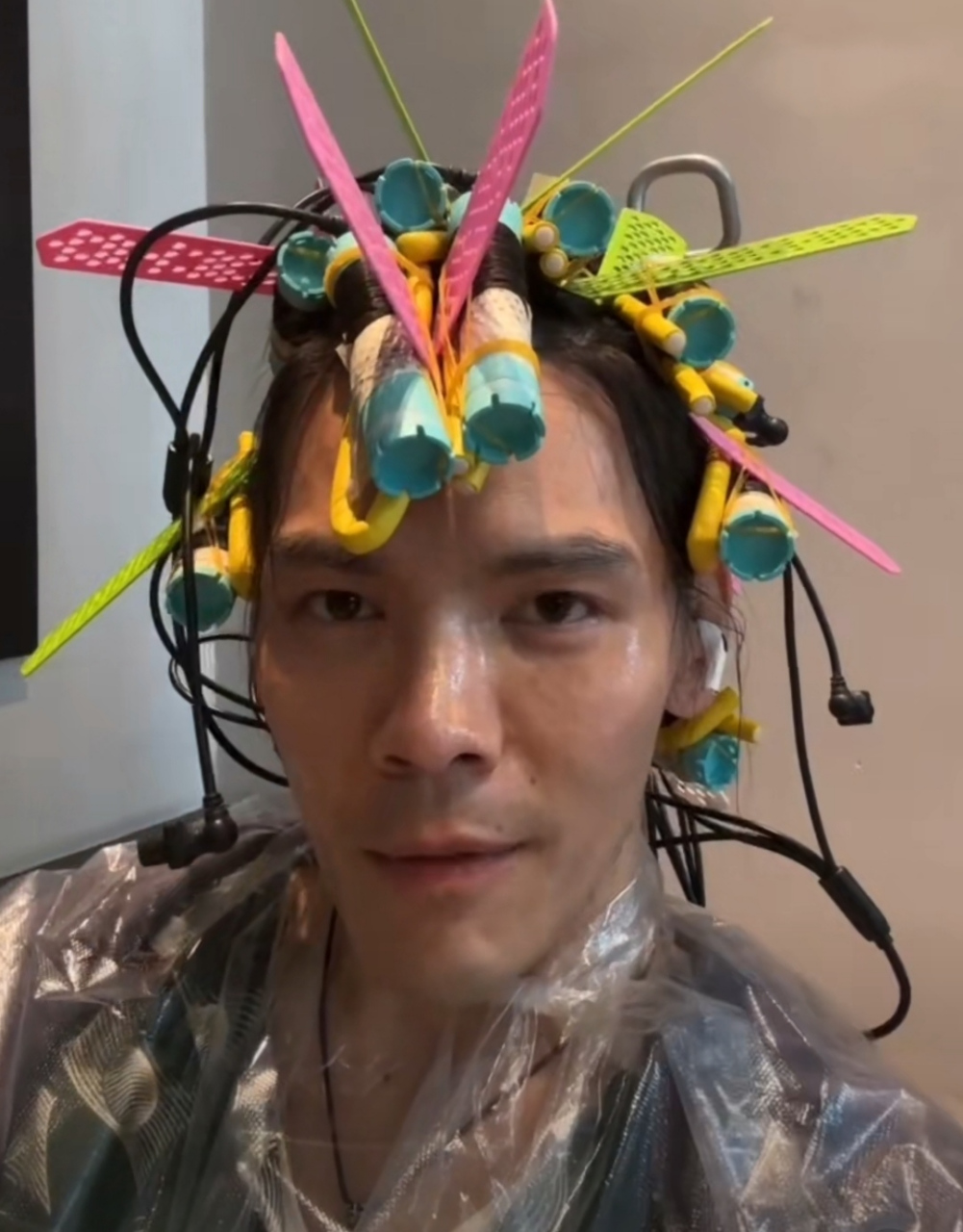 向佐去烫头发,素颜面相还是有点凶,他自嘲是"家庭保姆",拿着手机拍照