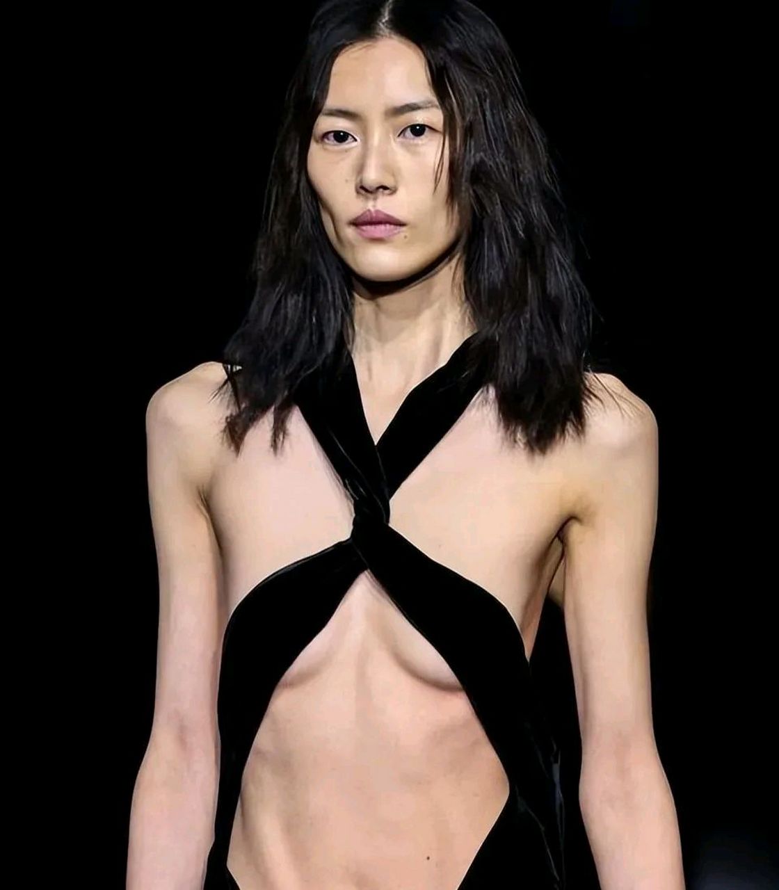 这一次刘雯很是勇敢,俗话说的好,美女靠的是内在,而不是外表,这一点从