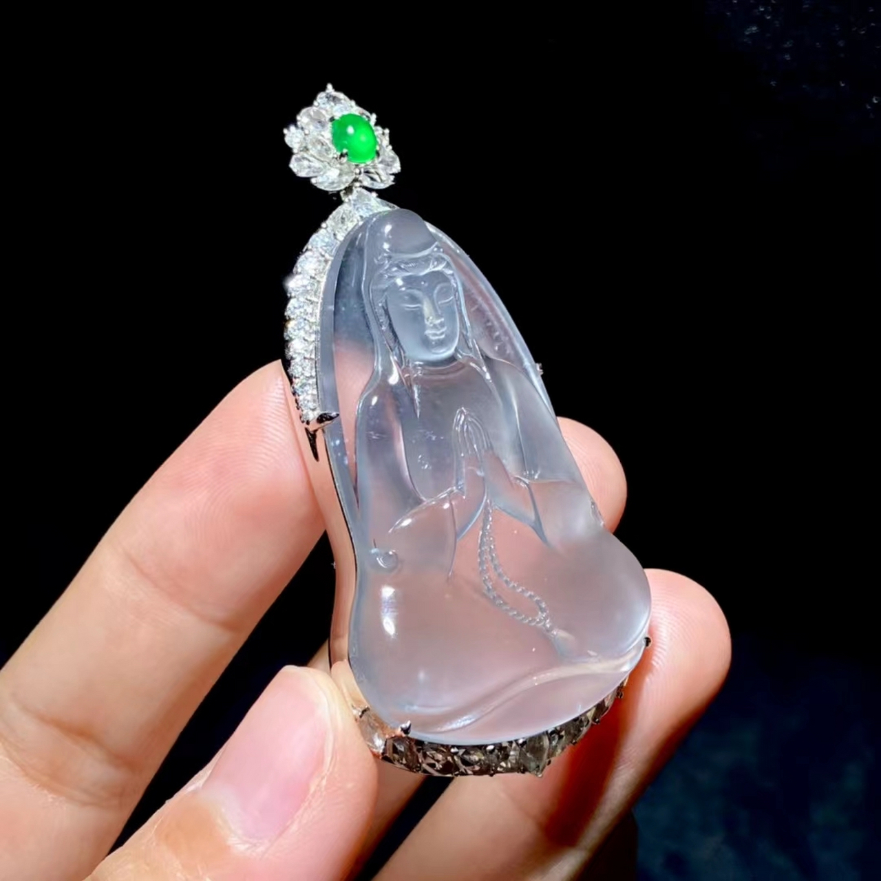 玻璃种翡翠素衣观音,通透水润的质地,流畅而灵动的雕刻工艺,整件吊坠