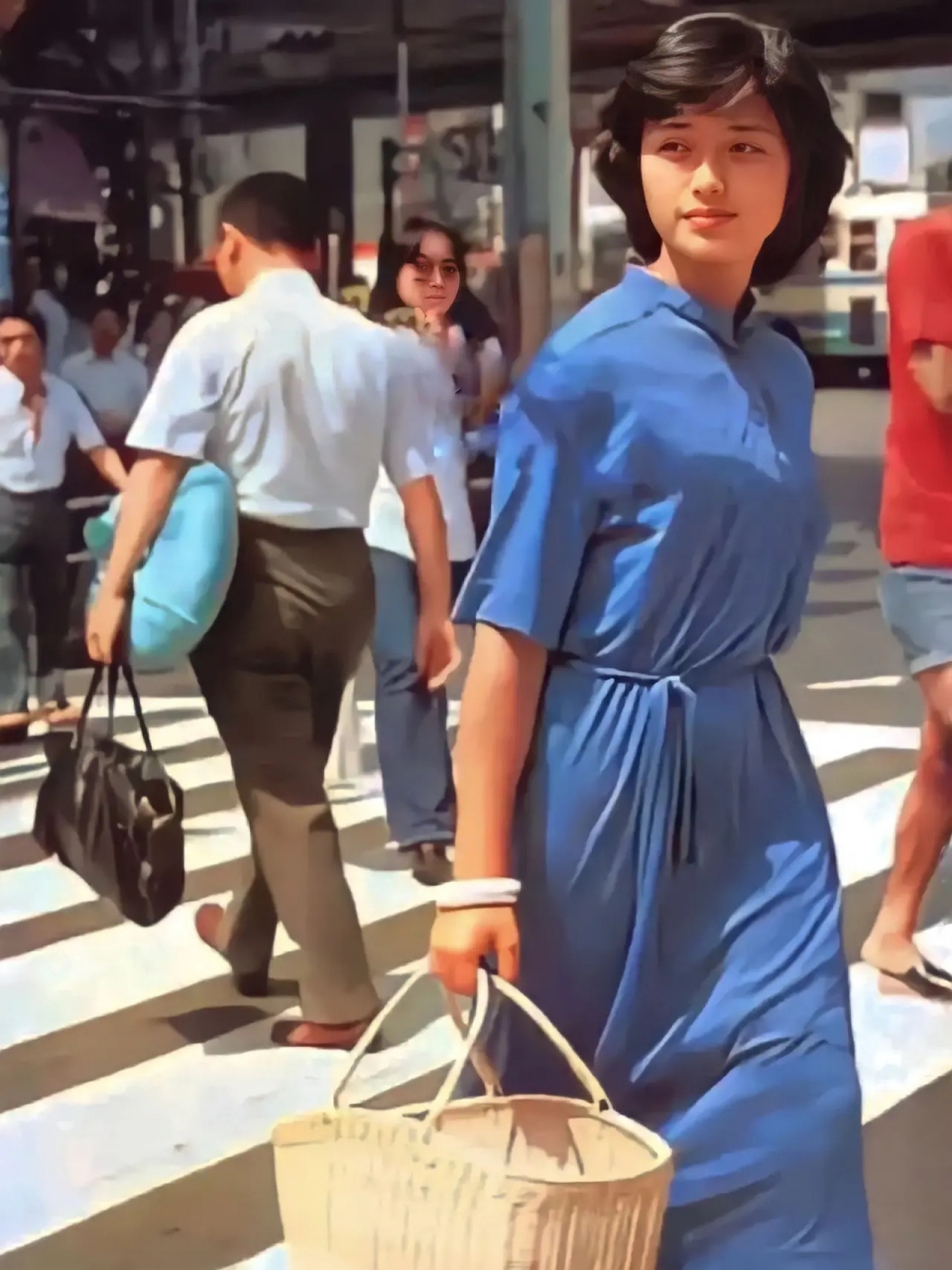 这张照片,就是婚后的山口百惠,提着篮子去菜市场买菜的情景,婚后她