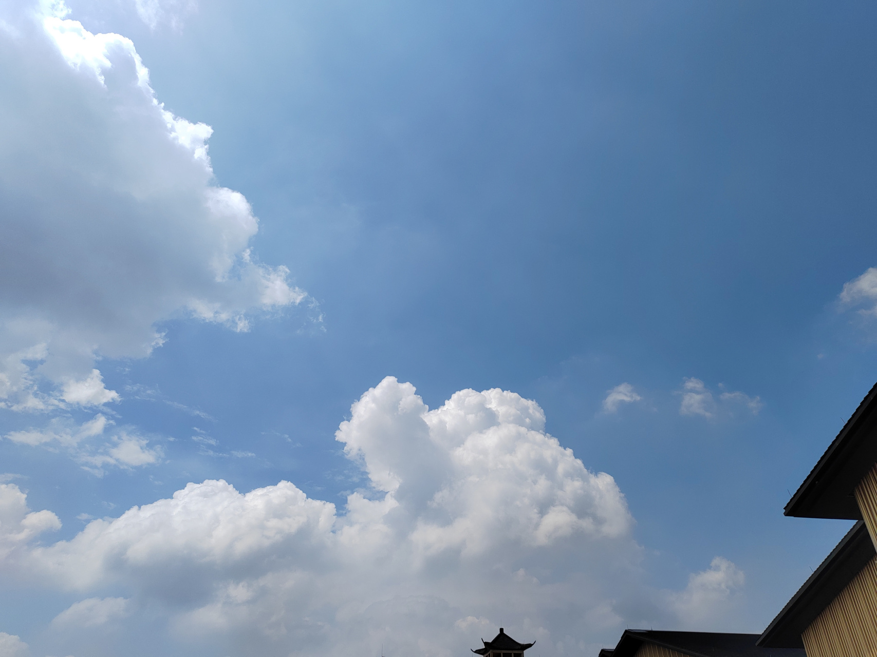 天空似乎刚刚醒来,蓝色的底蕴中透着淡淡的金色,晨曦微熹,羞涩地洒在