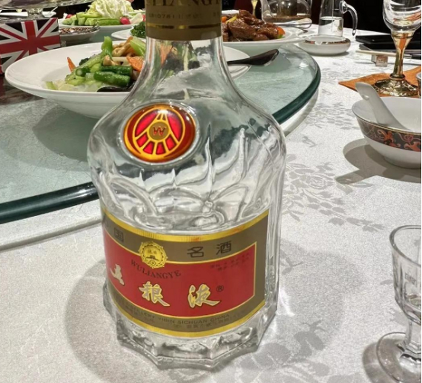 酒桌上空酒瓶真实图片图片