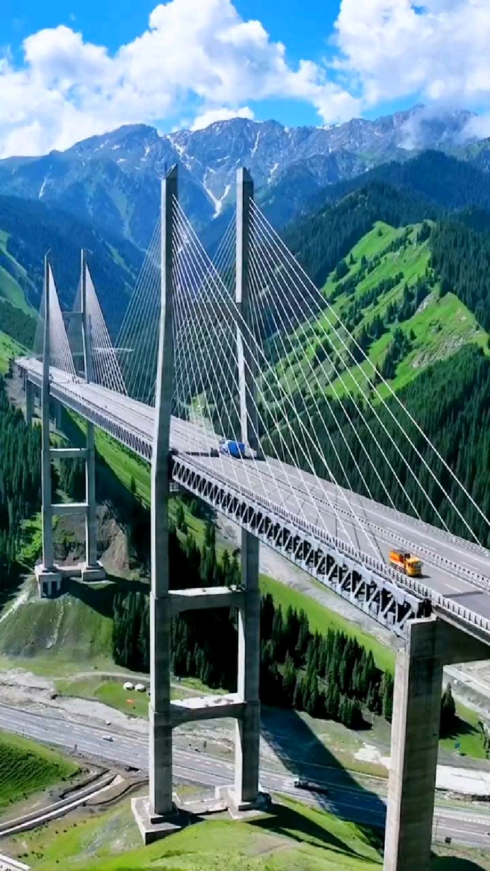 9亿,历时十多年建成的伊犁果子沟大桥.