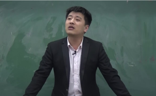 张雪峰再次惹众怒,连发两条道歉,却引来更多的吐槽,他说了什么