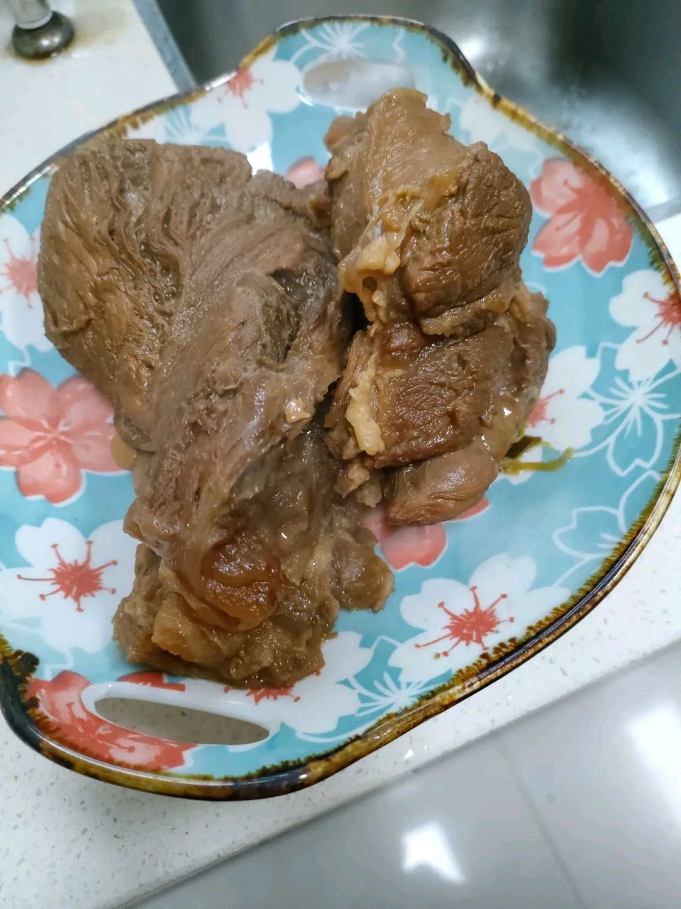 酱牛肉的家常做法:         牛腱子肉买回来,清洗干净,凉水下锅,放入