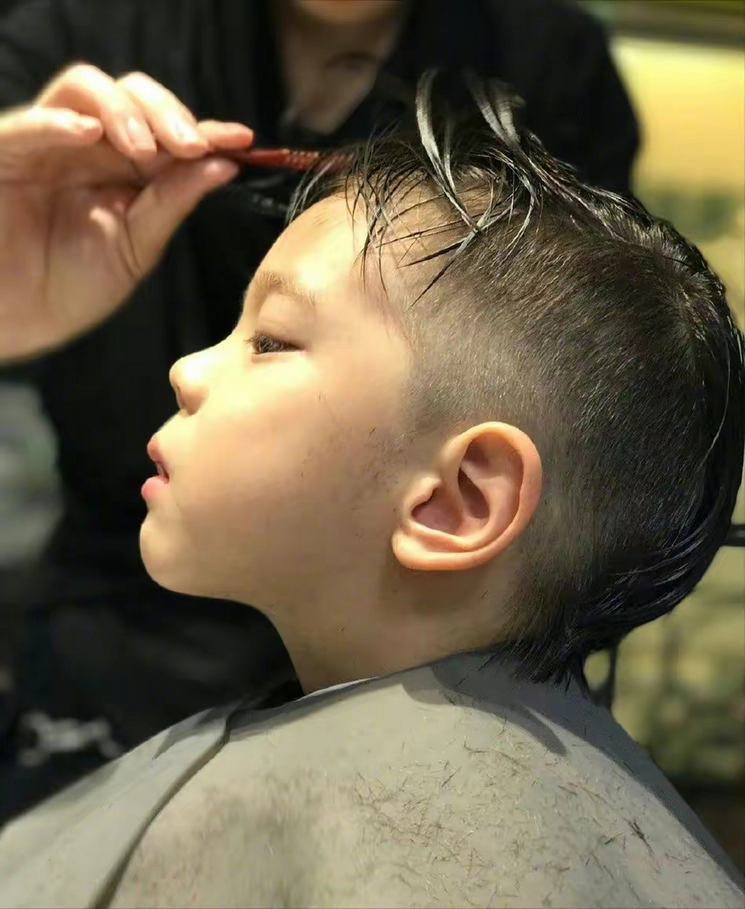 嗯哼晒帅气新发型 透露tony设计老师是爸爸杜江    7月17日,嗯哼晒新