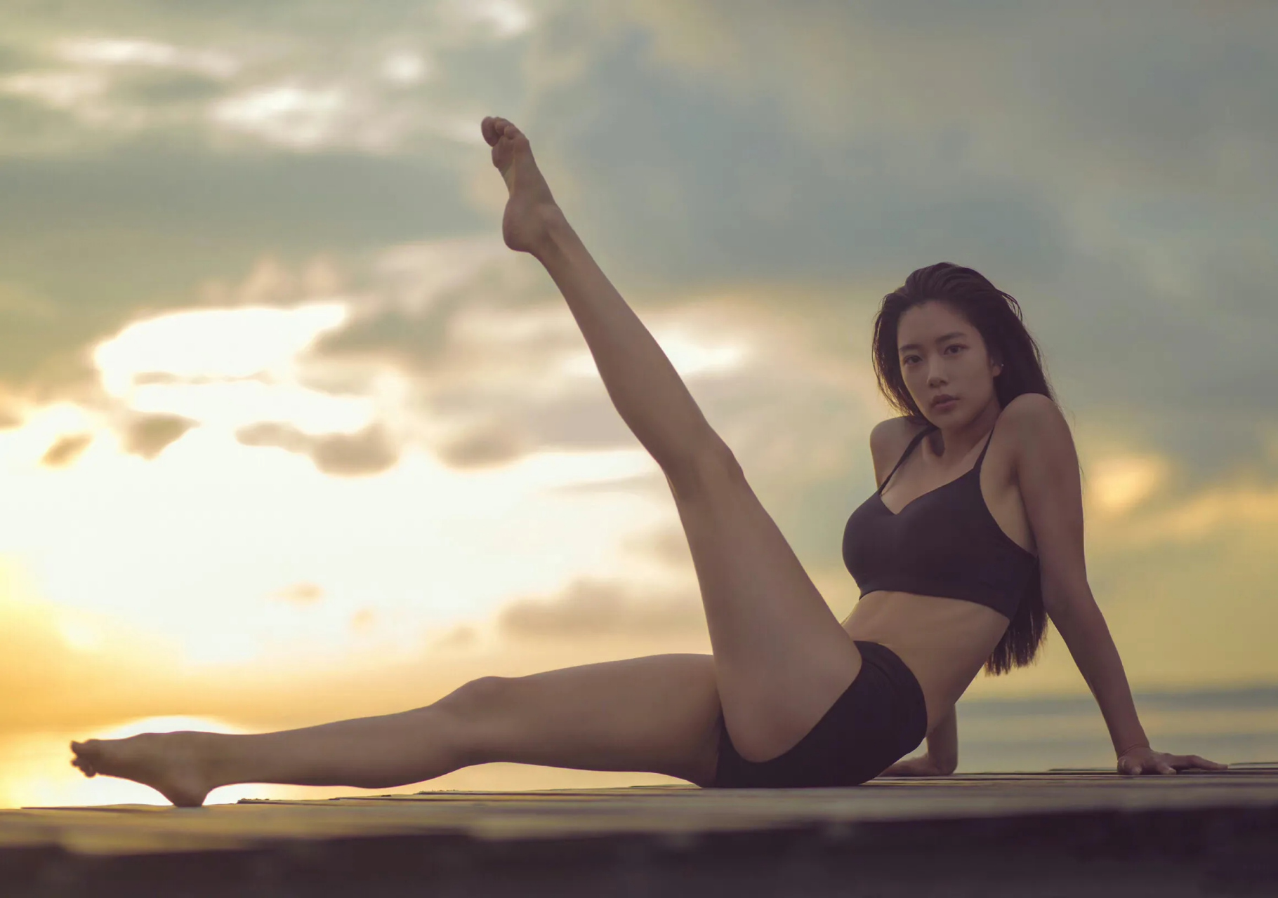 克拉拉的瑜伽日常,完美好身材都是锻炼出来的,紧致的皮肤和腿部线条