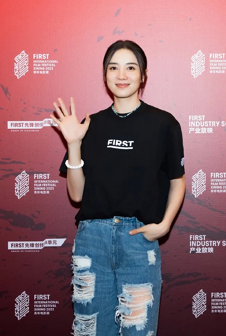 宋佳曝光一组出席活动的照片,她穿了一件黑色的小圆领t恤,搭配一条