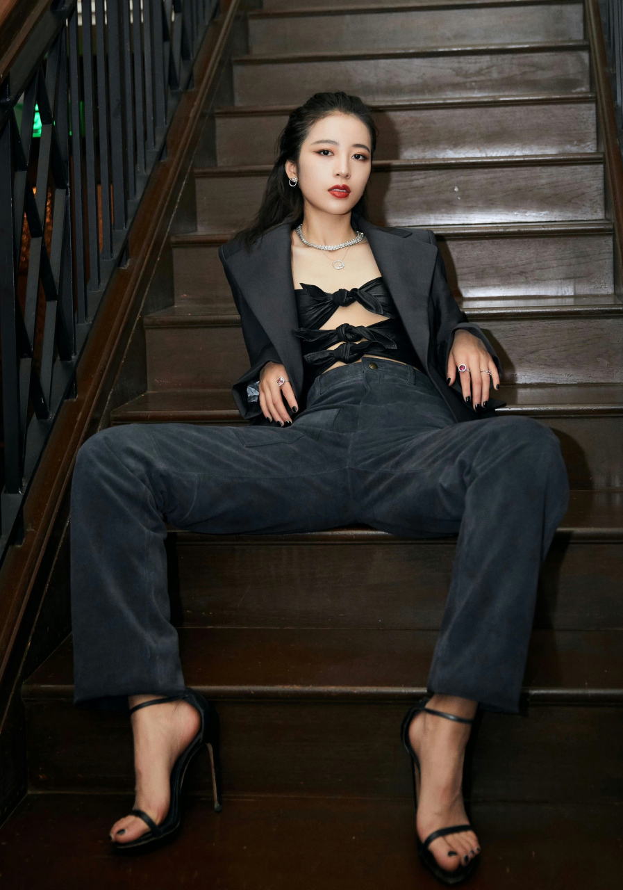 女神周雨彤酷飒西装写真照,虽然周雨彤拥有一双大长腿但同时她的脚